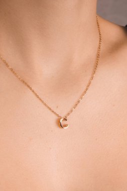 Gümüş, altın, elmas, değerli taşlar gibi şık mücevherler..