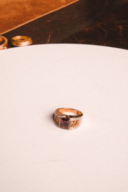 Gümüş, altın, elmas, değerli taşlar gibi şık mücevherler..