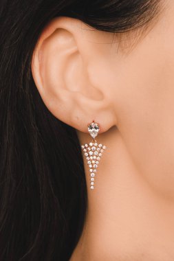 Gümüş, altın, elmas, değerli taşlar gibi şık mücevherler..