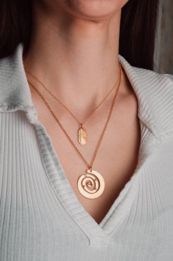 Şık mücevherler, elmaslar ve değerli taşlar..