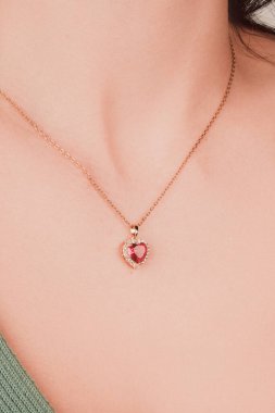 Şık mücevherler, elmaslar ve değerli taşlar..