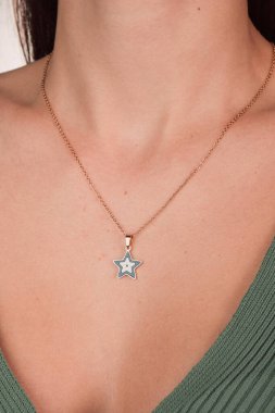 Şık mücevherler, elmaslar ve değerli taşlar..