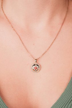 Şık mücevherler, elmaslar ve değerli taşlar..