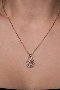 Şık mücevherler, elmaslar ve değerli taşlar..