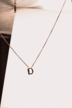 Şık mücevherler, elmaslar ve değerli taşlar..