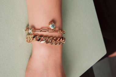 Şık mücevherler, elmaslar ve değerli taşlar..