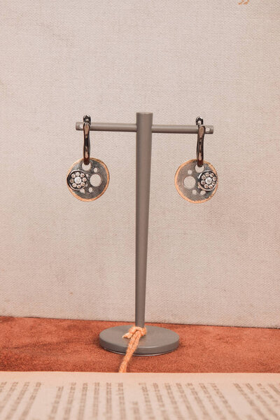 Стильные украшения, бриллианты и драгоценные камни.