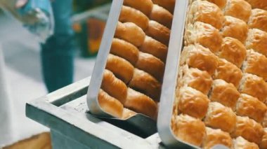 Geleneksel hindistancevizli tatlı baklavası. Ev yapımı fındıklı ve ballı baklava..