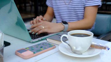 Taze kahve çekirdekleri ve sıcak kahve.