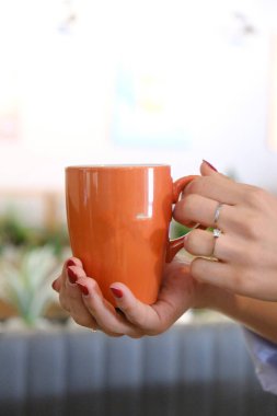 Taze kahve çekirdekleri ve sıcak kahve.