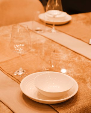 Mağazadaki rafta duran ev eşyaları