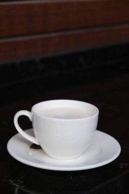 Taze kahve çekirdekleri ve sıcak kahve.