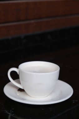 Taze kahve çekirdekleri ve sıcak kahve.