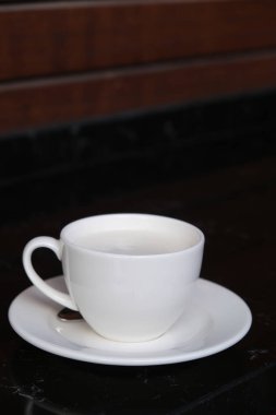 Taze kahve çekirdekleri ve sıcak kahve.