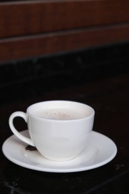 Taze kahve çekirdekleri ve sıcak kahve.