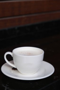 Taze kahve çekirdekleri ve sıcak kahve.