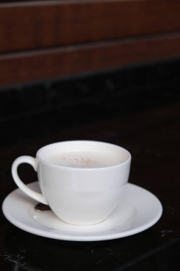 Taze kahve çekirdekleri ve sıcak kahve.