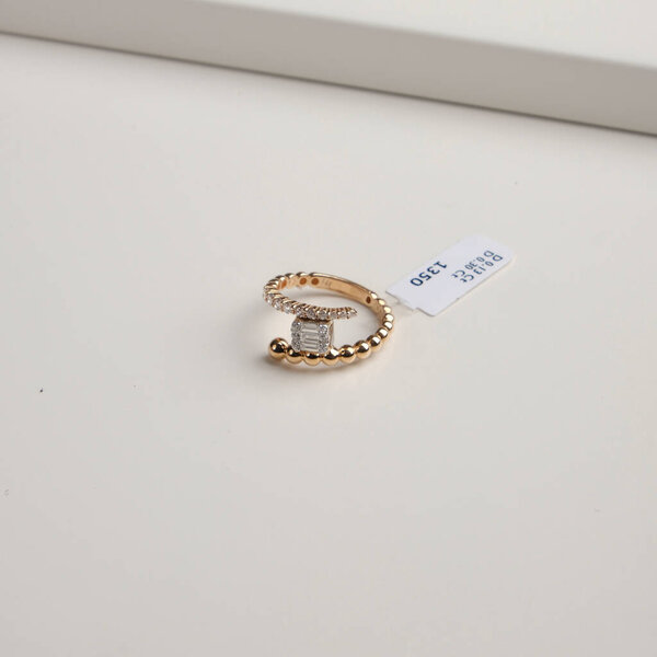 Роскошный бриллиант и золотые украшения