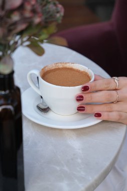 Taze kahve çekirdekleri ve sıcak kahve.