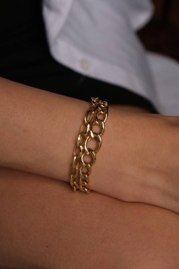 Güzel altın mücevherler, değerli taşlar ve elmaslar.