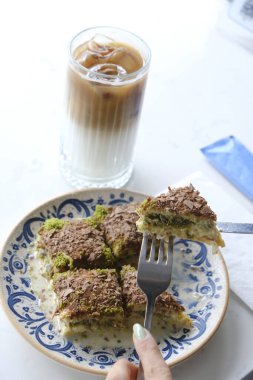 Geleneksel hindistancevizli tatlı baklavası. Ev yapımı fındıklı ve ballı baklava..
