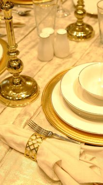 Mağazadaki rafta duran ev eşyaları