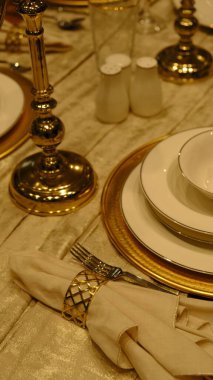 Mağazadaki rafta duran ev eşyaları