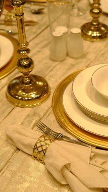 Mağazadaki rafta duran ev eşyaları