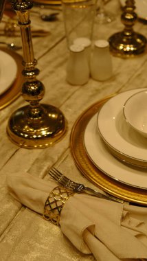 Mağazadaki rafta duran ev eşyaları