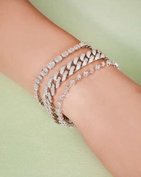 Роскошный бриллиант и золотые украшения