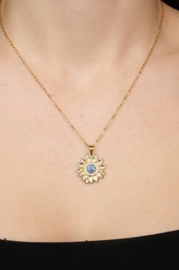 Güzel altın mücevherler, değerli taşlar ve elmaslar.