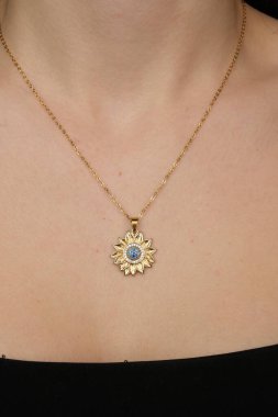 Güzel altın mücevherler, değerli taşlar ve elmaslar.