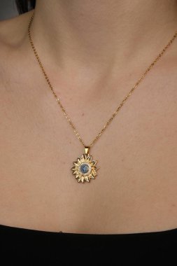 Güzel altın mücevherler, değerli taşlar ve elmaslar.