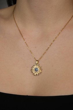 Güzel altın mücevherler, değerli taşlar ve elmaslar.