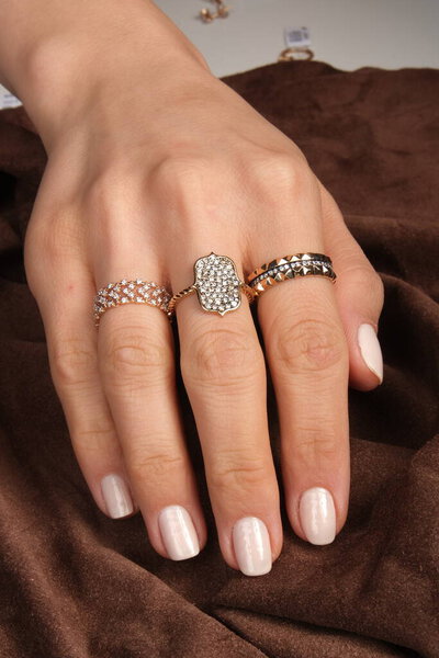 Роскошный бриллиант и золотые украшения