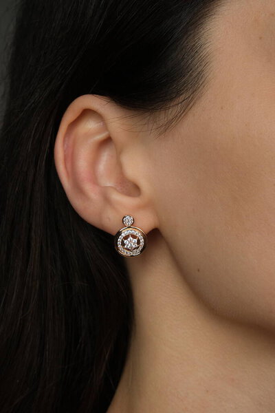 Красивые золотые украшения с драгоценными камнями и бриллиантами