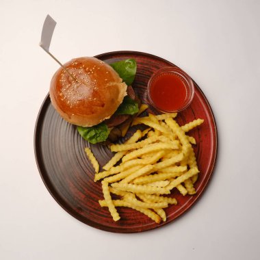 Taze sebzeli ev yapımı hamburger.