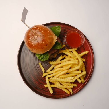 Taze sebzeli ev yapımı hamburger.