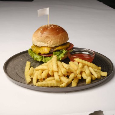 Taze sebzeli ev yapımı hamburger.