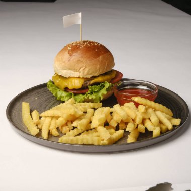 Taze sebzeli ev yapımı hamburger.