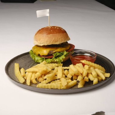 Taze sebzeli ev yapımı hamburger.