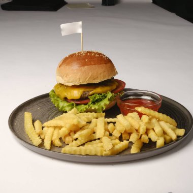 Taze sebzeli ev yapımı hamburger.