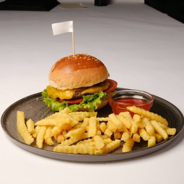 Taze sebzeli ev yapımı hamburger.