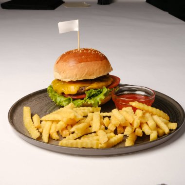 Taze sebzeli ev yapımı hamburger.