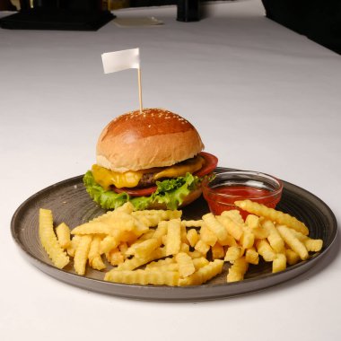 Taze sebzeli ev yapımı hamburger.