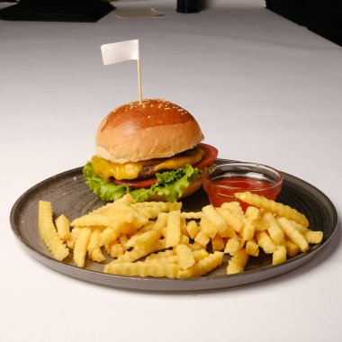 Taze sebzeli ev yapımı hamburger.