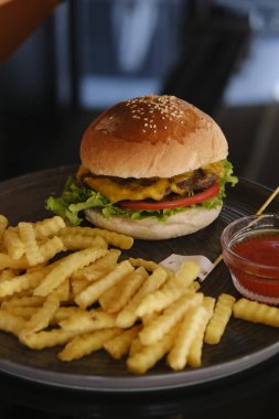 Taze sebzeli ev yapımı hamburger.