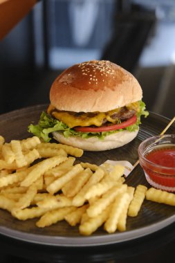Taze sebzeli ev yapımı hamburger.