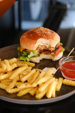 Taze sebzeli ev yapımı hamburger.