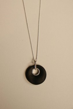 El yapımı değerli mücevherler. Kadınlar için bijouterie ve mücevher altın ve elmaslar